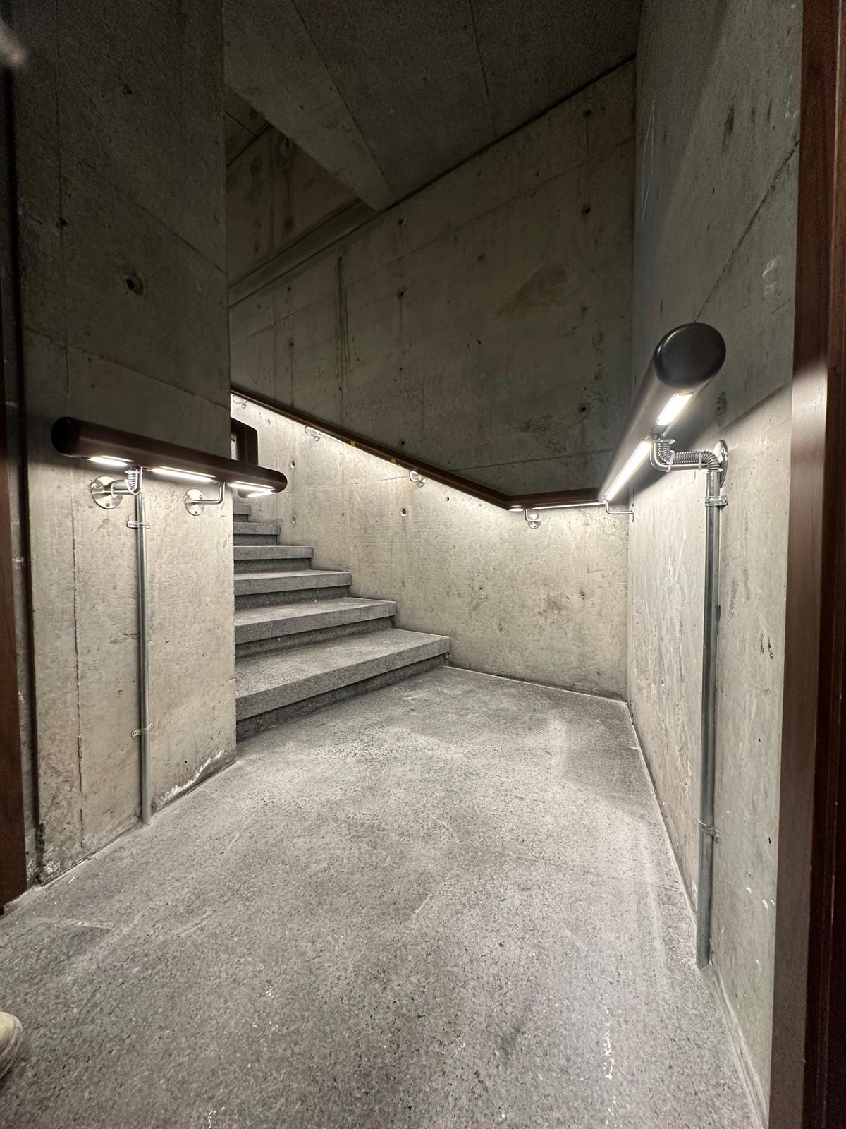 Beton duvarlı merdiven sahanlığında aydınlatmalı korkuluk uygulaması