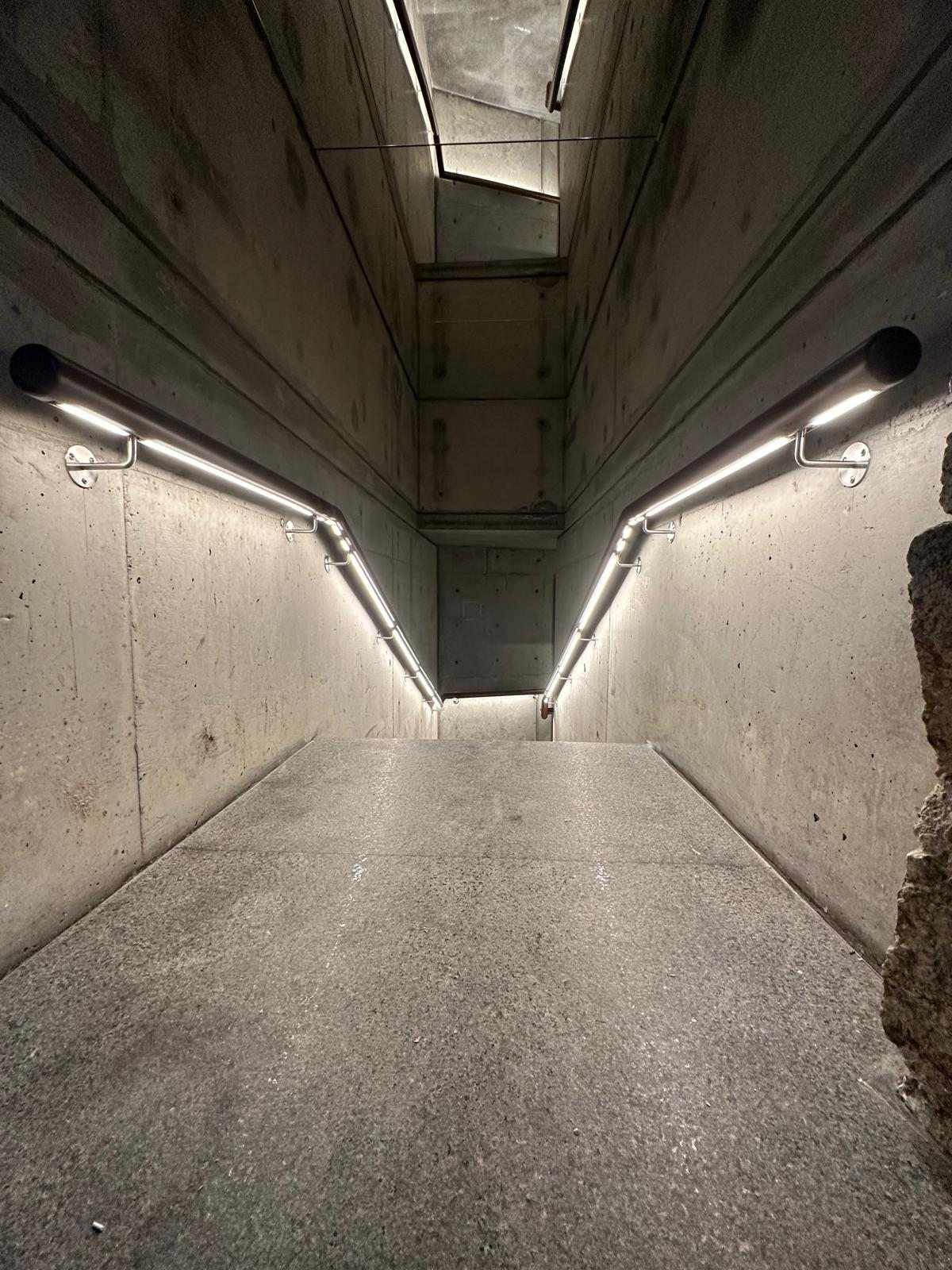 Beton merdiven boşluğunda simetrik korkuluk aydınlatmaları