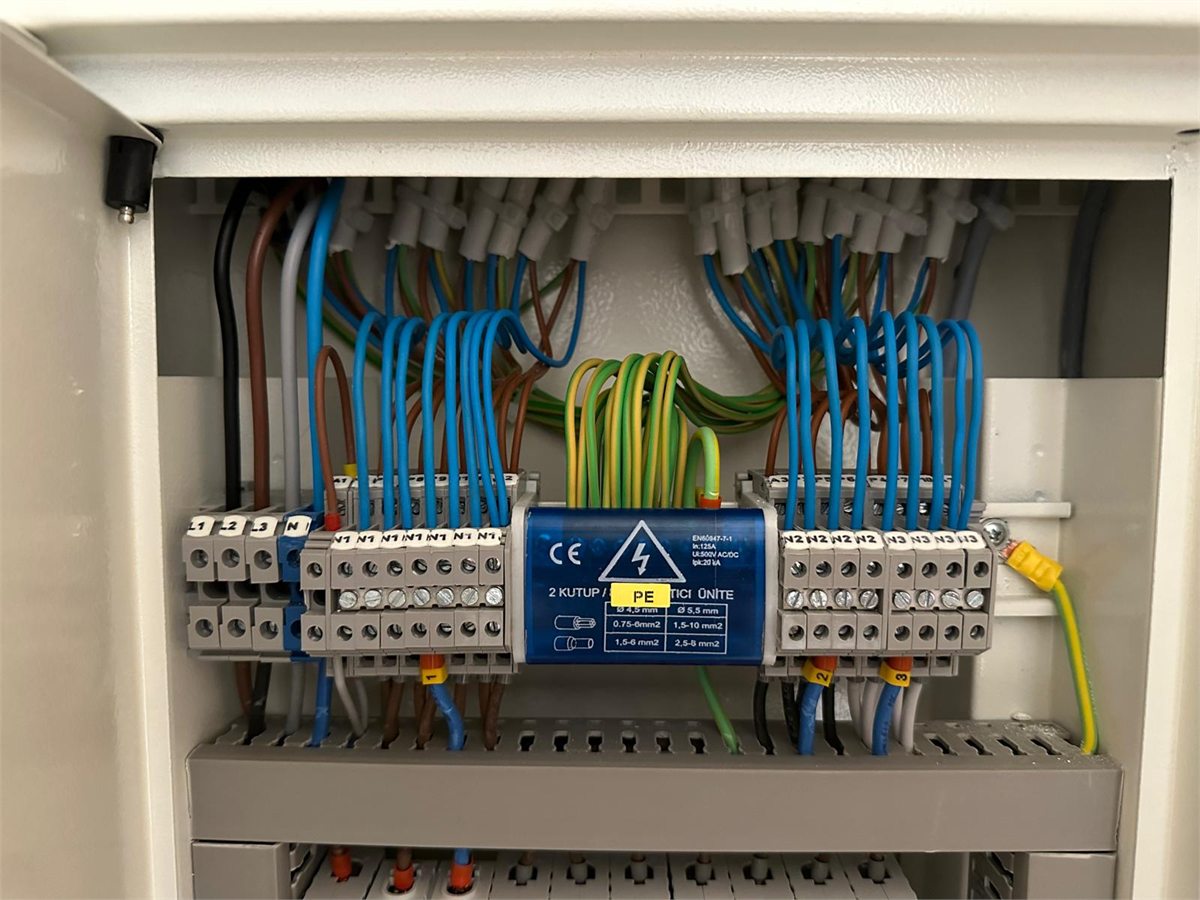 YeniA Ofis elektrik panosunda düzenli klemens bağlantıları ve iletkenler