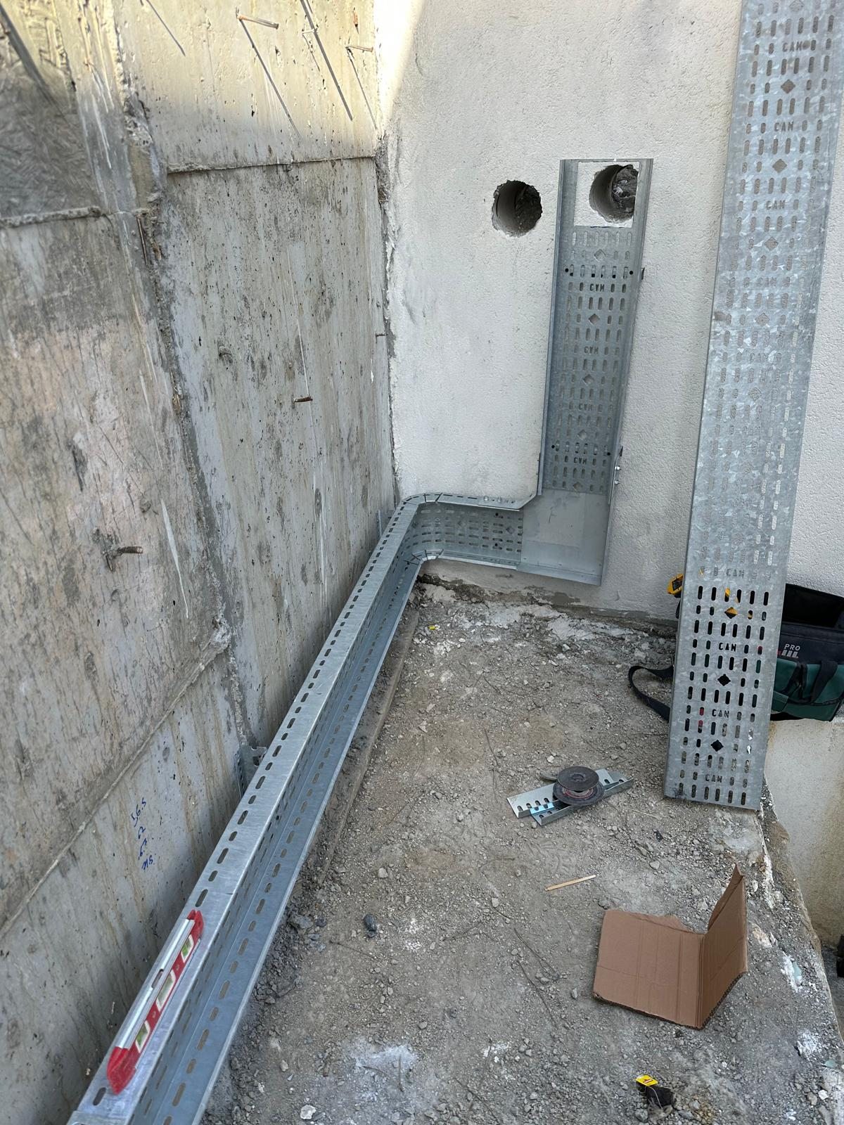YeniA Ofis yapım aşamasında metal kablo taşıma tavası uygulaması