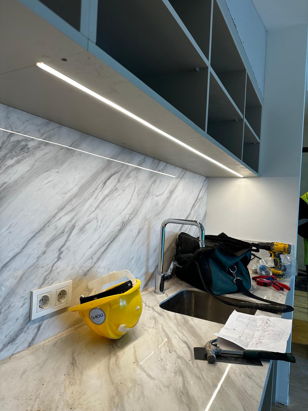 Mutfak üst dolabı altında kesintisiz lineer LED aydınlatma