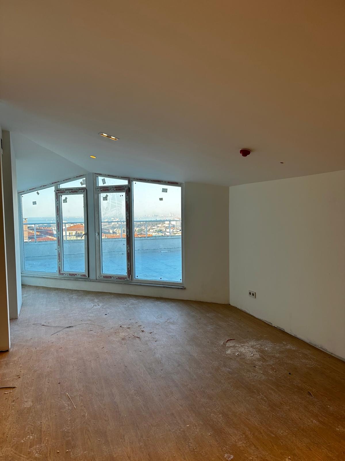 Çamlıca manzaralı yaşam alanında tavan spotları ve priz uygulamaları