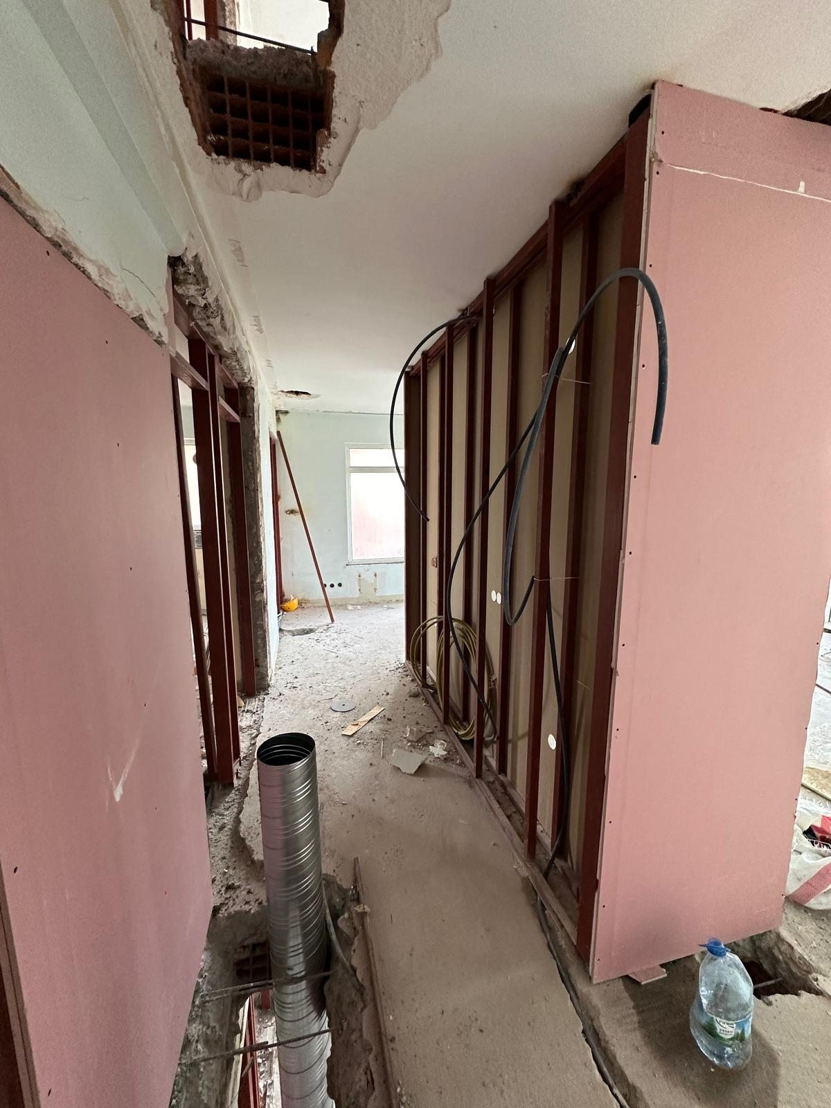 Tadilat aşamasındaki koridorda duvar ve tavan elektrik boruları