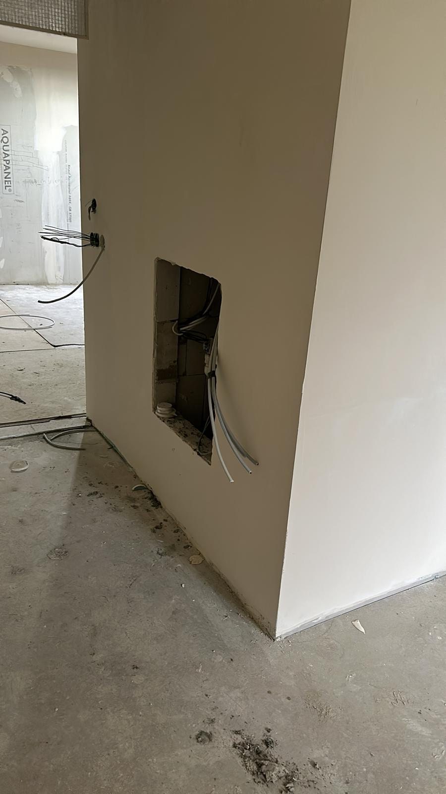 Duvar içindeki bağlantı kutusuna gelen elektrik boruları