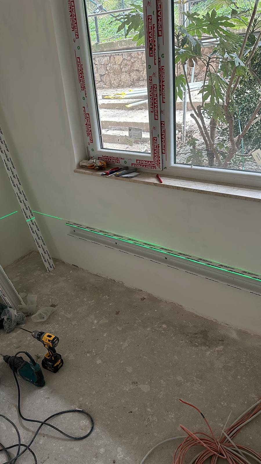 Duvar kanalında lazer hizasıyla hazırlanan elektrik tesisatı hattı